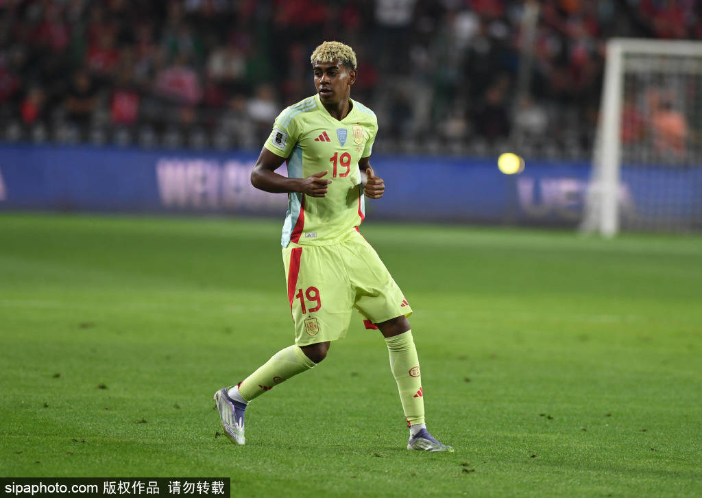 拉米内·亚马尔:从球场到主席台的双重人生